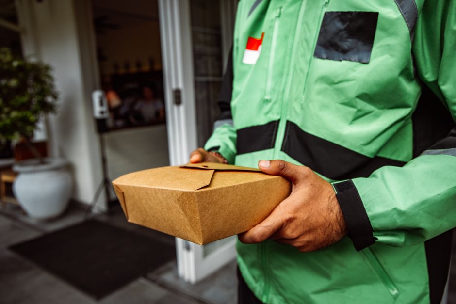 Delivery e asporto per ristoranti nel 2026: piattaforme commissioni e come gestire il canale senza p — ROMAN ODINTSOV/Pexels
